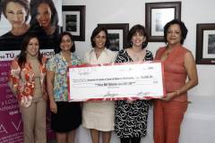 entrega_cheque_simbolico_donativo_avon_2009