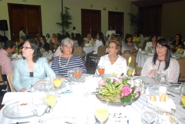 Desayuno Conferencia por los Buenos Tratos El Amor, ¿Se siente o se piensa 2012